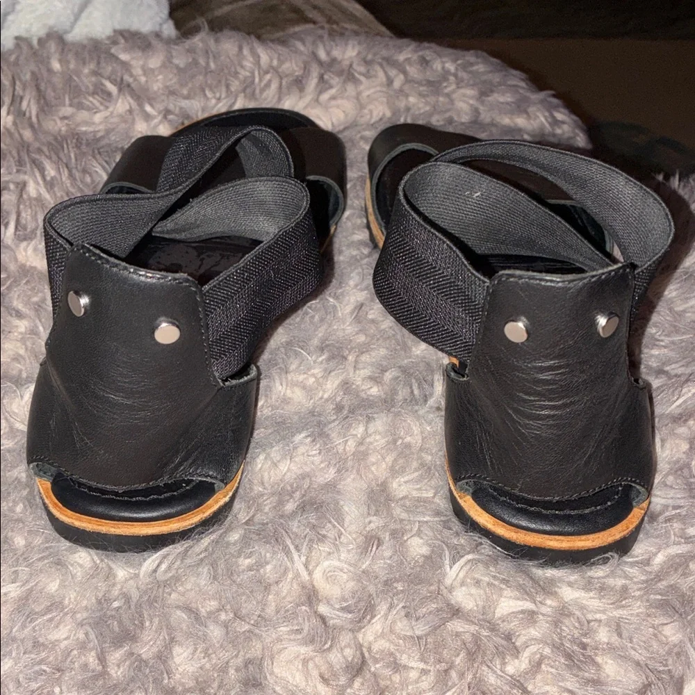 Sorel Black and Tan Sandals - Picture 3 of 7